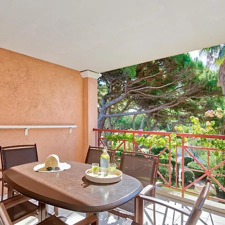 Hotel apartamentowy Pierre & La Pinede 3*